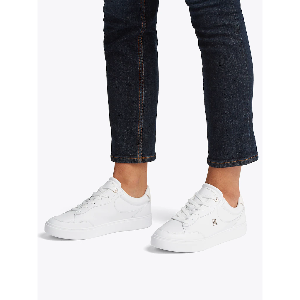 Tommy Hilfiger Plateausneaker »ESSENTIAL CHIC COURT SNEAKER« Freizeitschuh Schnürschuh Halbschuh mit TH-Schmuckelement online kaufen Vierteljährliche Förderung