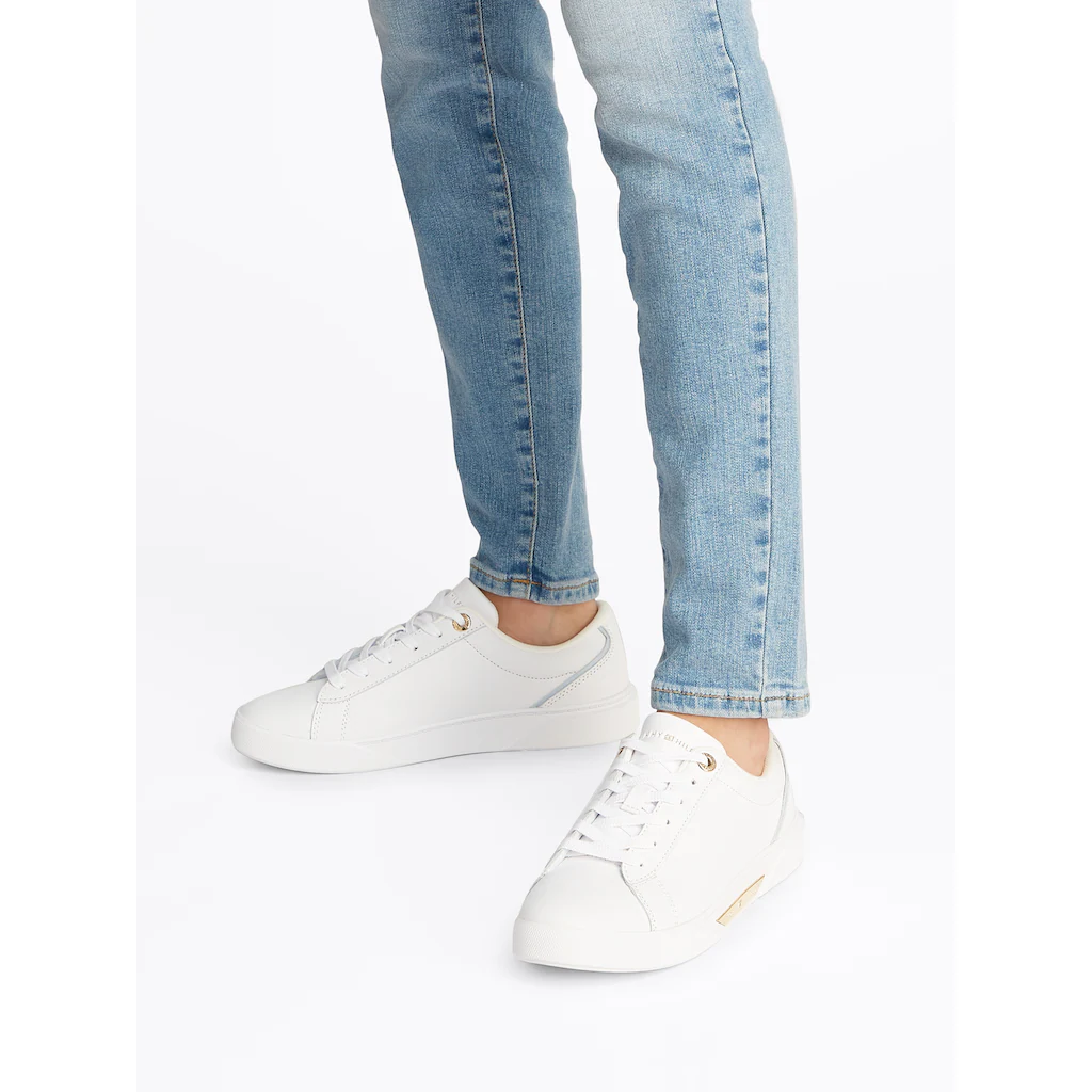 Tommy Hilfiger Plateausneaker »CHIC COURT SNEAKER« Freizeitschuh Halbschuh Schnürschuh goldfarbenes Schmuckelement ▷ für Kostenloser Versand